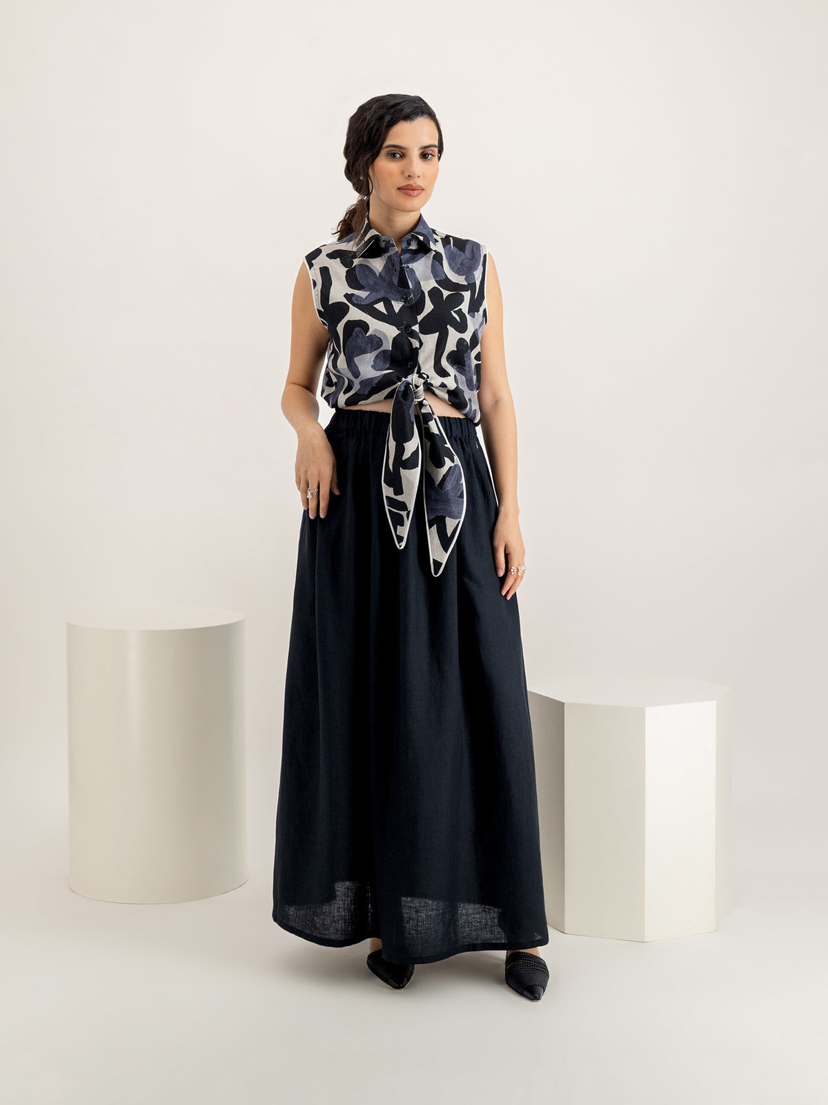 Pregnant woman wearing Kage linen set during summer